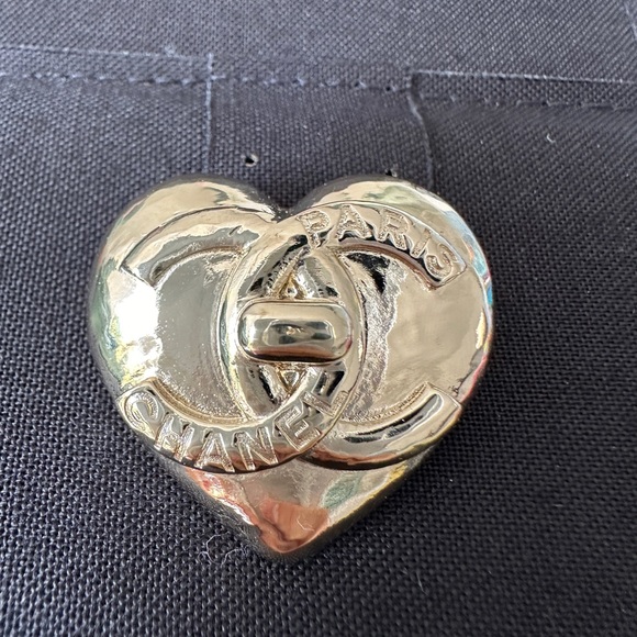 Chanel 22B GOLD HEART CC LOGO SMALL BROOCH CHARM PIN. - Picture 13 of 15